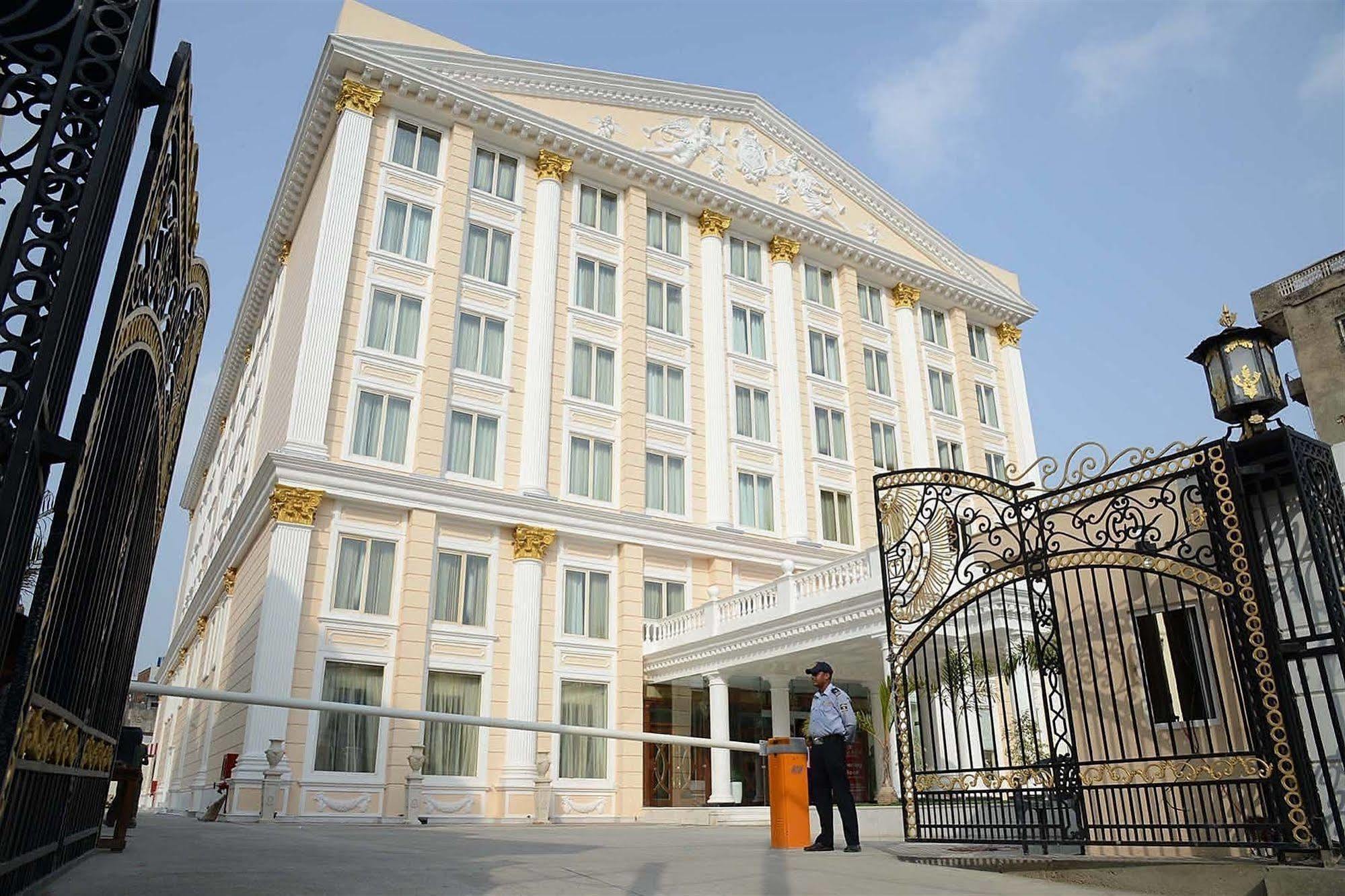 Ramada By Wyndham Amritsar Hotel Buitenkant foto